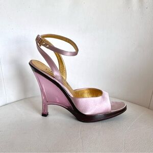 *♡ॢ˃̶̤̀◡˂̶̤́♡ॢ*‧
Vintage Prada Pink Satin Lucite Wedge Sandals